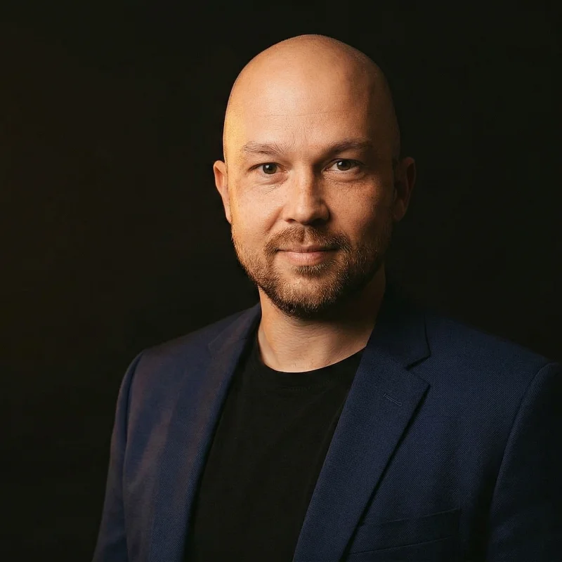 Stefan Patzer, Gründer von FlowFreude, an seinem Schreibtisch